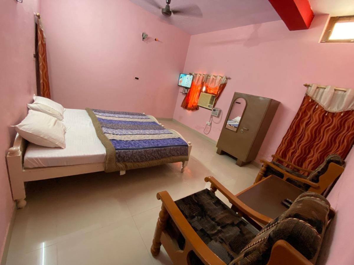 Hotel Shri Mahant Orchha 5 Mint Walking From Ram Raja Temple Exterior photo
