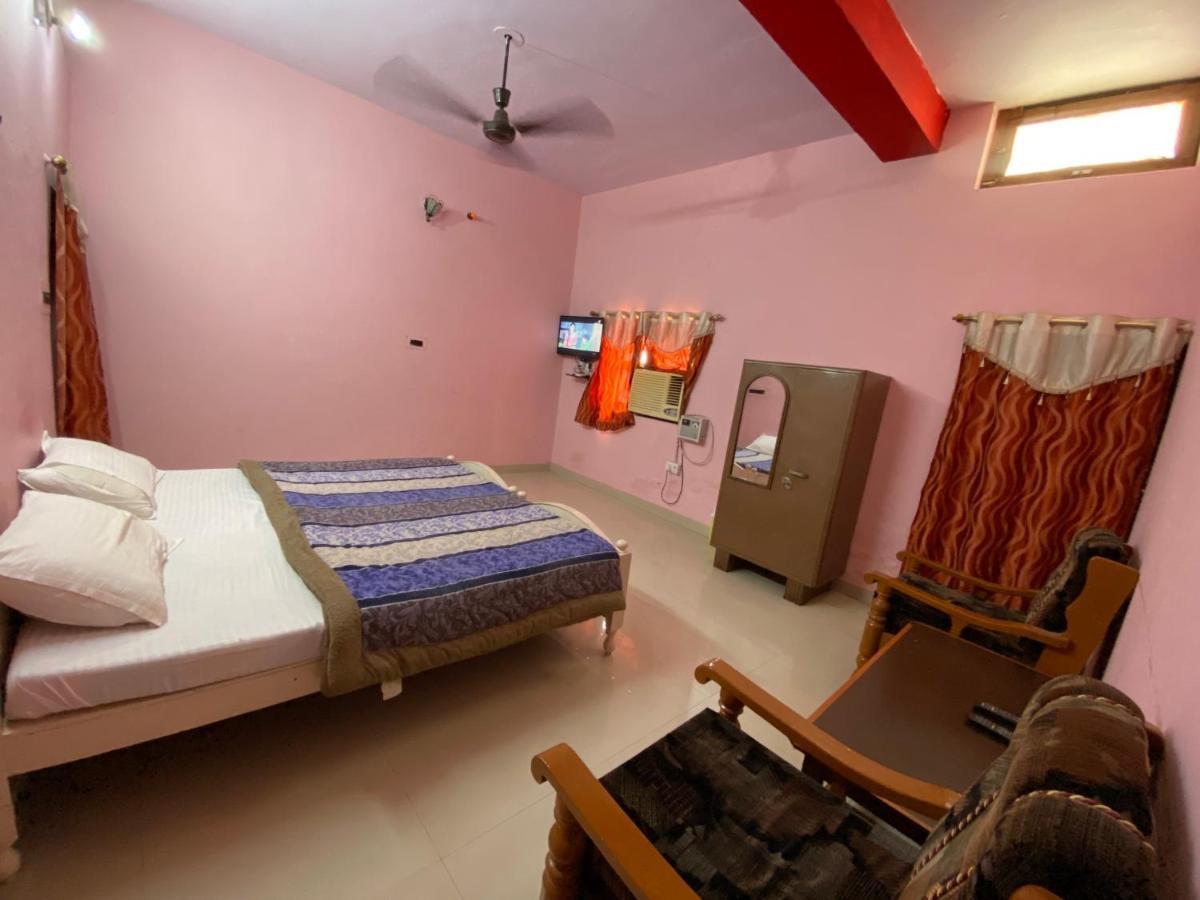 Hotel Shri Mahant Orchha 5 Mint Walking From Ram Raja Temple Exterior photo