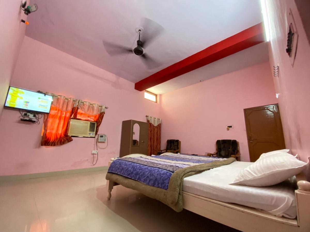 Hotel Shri Mahant Orchha 5 Mint Walking From Ram Raja Temple Exterior photo