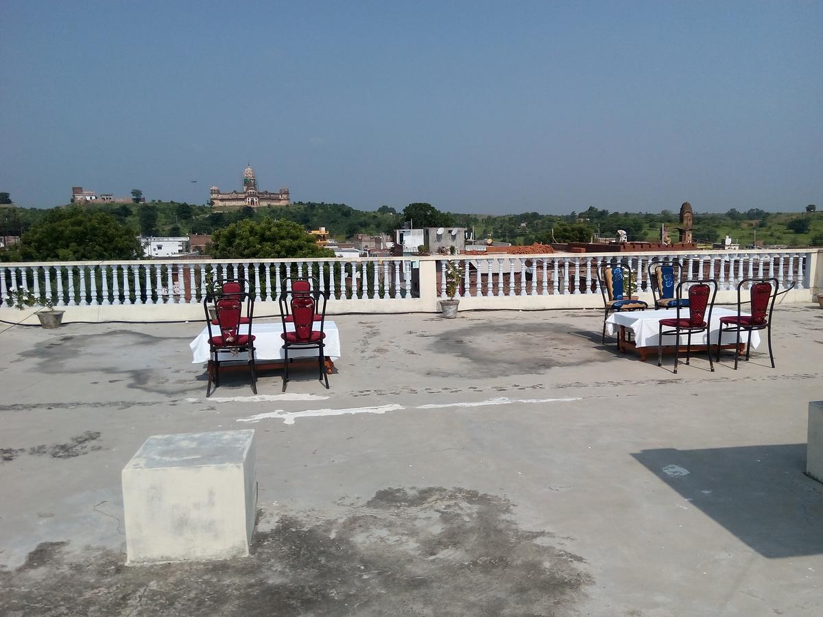 Hotel Shri Mahant Orchha 5 Mint Walking From Ram Raja Temple Exterior photo