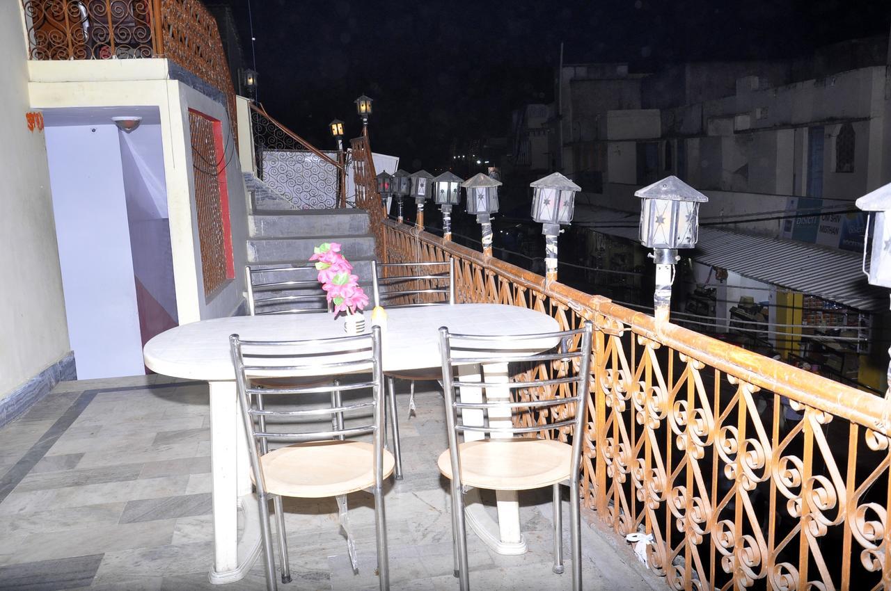 Hotel Shri Mahant Orchha 5 Mint Walking From Ram Raja Temple Exterior photo
