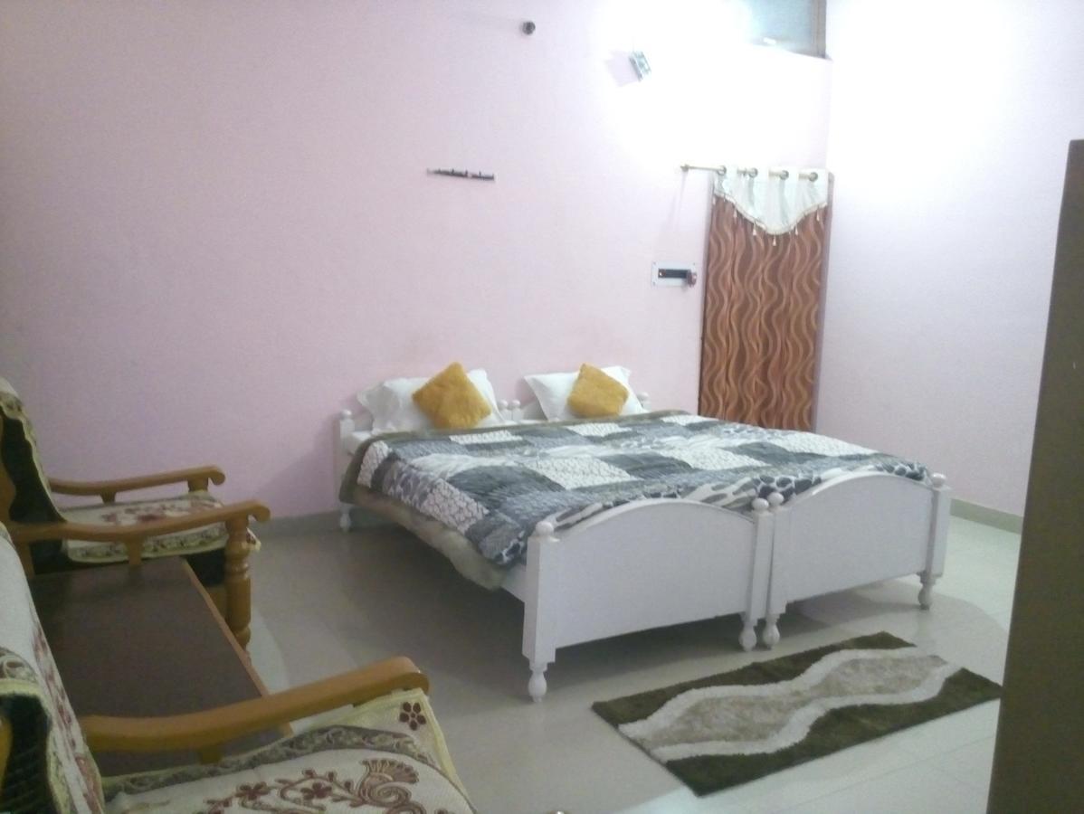 Hotel Shri Mahant Orchha 5 Mint Walking From Ram Raja Temple Exterior photo